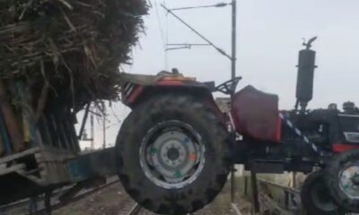 गन्ने से लदी ट्रैक्टर ट्रॉली रेलवे फाटक पर फंसी, 80 मिनट तक खड़ी रही एक्सप्रेस ट्रेन…