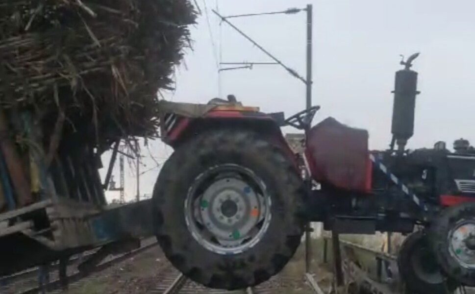गन्ने से लदी ट्रैक्टर ट्रॉली रेलवे फाटक पर फंसी, 80 मिनट तक खड़ी रही एक्सप्रेस ट्रेन…