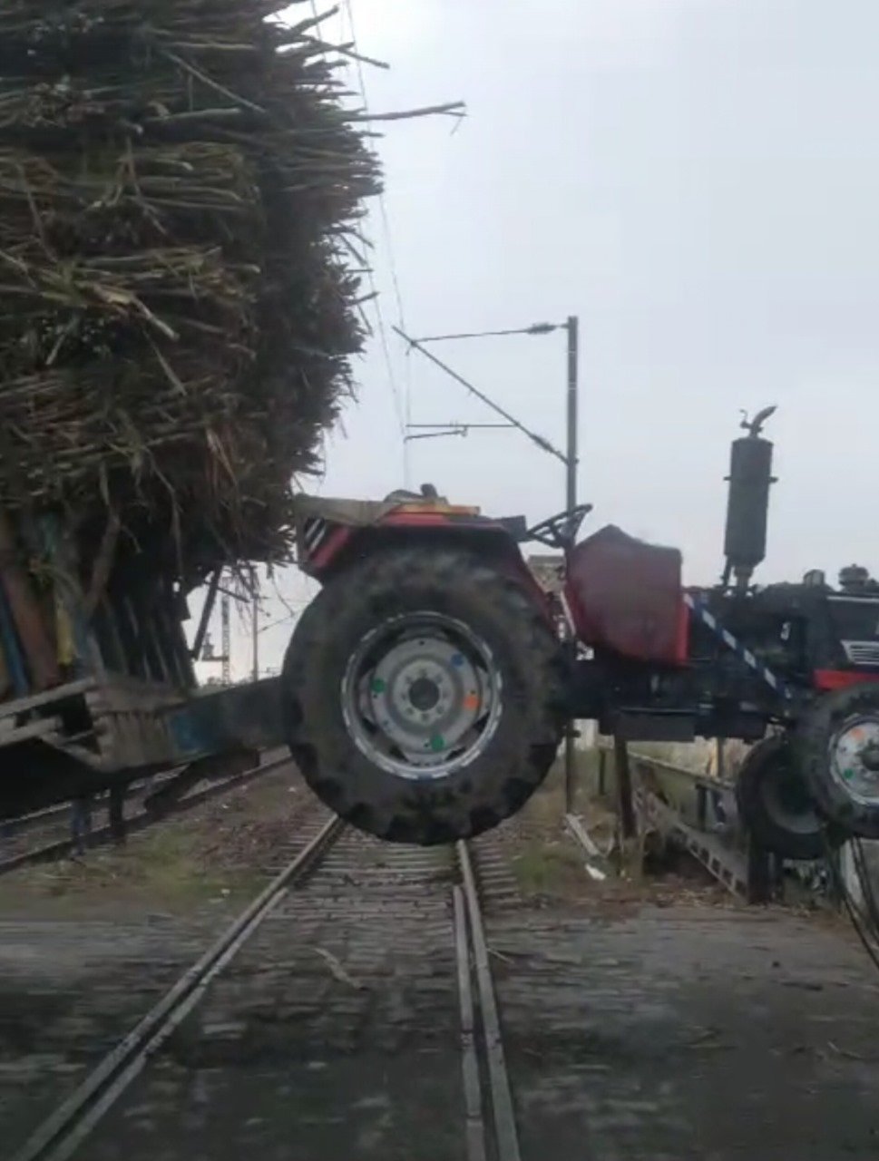 गन्ने से लदी ट्रैक्टर ट्रॉली रेलवे फाटक पर फंसी, 80 मिनट तक खड़ी रही एक्सप्रेस ट्रेन… गन्ने से लदी ट्रैक्टर ट्रॉली रेलवे फाटक पर फंसी, 80 मिनट तक खड़ी रही एक्सप्रेस ट्रेन…