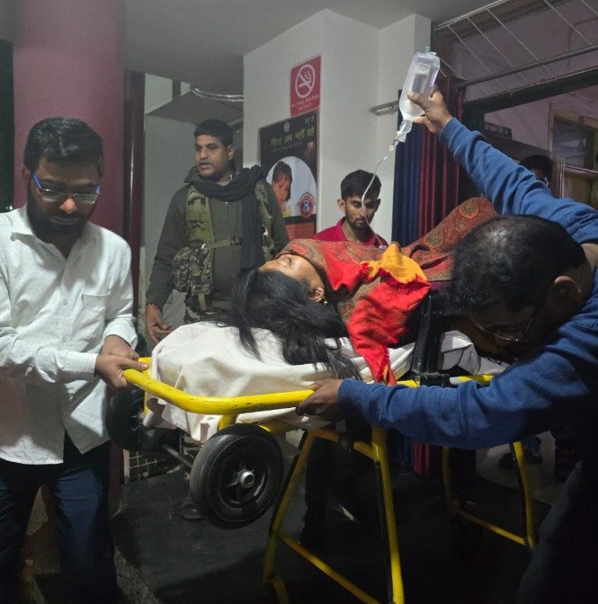 प्रयागराज से लौटते वक्त झामुमो सांसद महुआ माजी की कार दुर्घटनाग्रस्त, अस्पताल में भर्ती… प्रयागराज से लौटते वक्त झामुमो सांसद महुआ माजी की कार दुर्घटनाग्रस्त, अस्पताल में भर्ती…