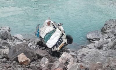 बदरीनाथ हाईवे पर सड़क हादसा , पिकअप वाहन अलकनंदा नदी में गिरा, दो लोग घायल….