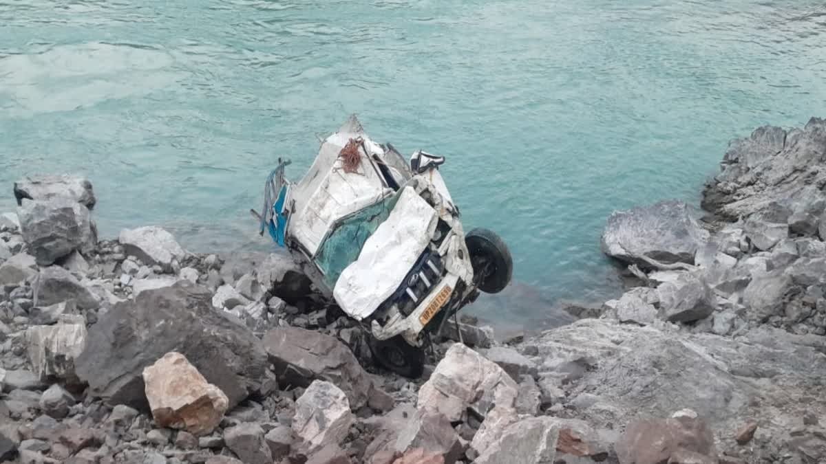 बदरीनाथ हाईवे पर सड़क हादसा , पिकअप वाहन अलकनंदा नदी में गिरा, दो लोग घायल…. बदरीनाथ हाईवे पर सड़क हादसा , पिकअप वाहन अलकनंदा नदी में गिरा, दो लोग घायल….