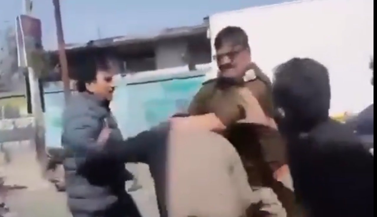 पुलिसकर्मी और बीजेपी नेता के बीच हाथापाई, वीडियो वायरल होते ही पुलिसकर्मी सस्पेंड, नेता गिरफ्तार… पुलिसकर्मी और बीजेपी नेता के बीच हाथापाई, वीडियो वायरल होते ही पुलिसकर्मी सस्पेंड, नेता गिरफ्तार…