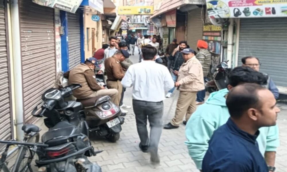 रुड़की में एप्पल के नकली एसेसरीज की बिक्री पर कंपनी ने की छापेमारी, नकली सामान बरामद….