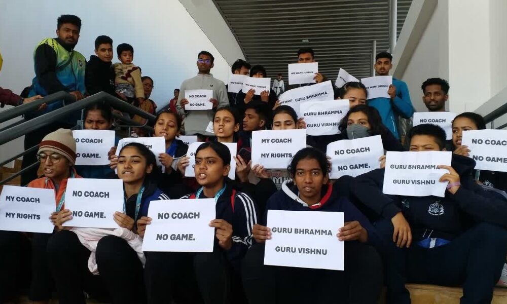 38वें नेशनल गेम्स में ताइक्वांडो खिलाड़ियों का विरोध प्रदर्शन, कोच बहाली की उठी मांग…