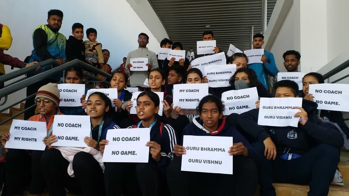 38वें नेशनल गेम्स में ताइक्वांडो खिलाड़ियों का विरोध प्रदर्शन, कोच बहाली की उठी मांग… 38वें नेशनल गेम्स में ताइक्वांडो खिलाड़ियों का विरोध प्रदर्शन, कोच बहाली की उठी मांग…