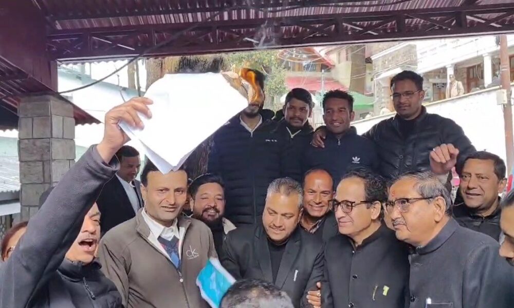 केन्द्र सरकार के अधिवक्ता संशोधन बिल के खिलाफ वकीलों का विरोध प्रदर्शन, बिल को लगाई आग…