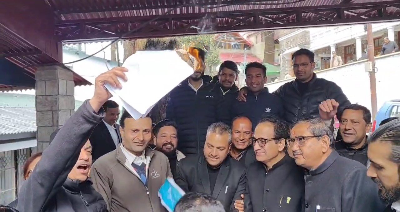 केन्द्र सरकार के अधिवक्ता संशोधन बिल के खिलाफ वकीलों का विरोध प्रदर्शन, बिल को लगाई आग…