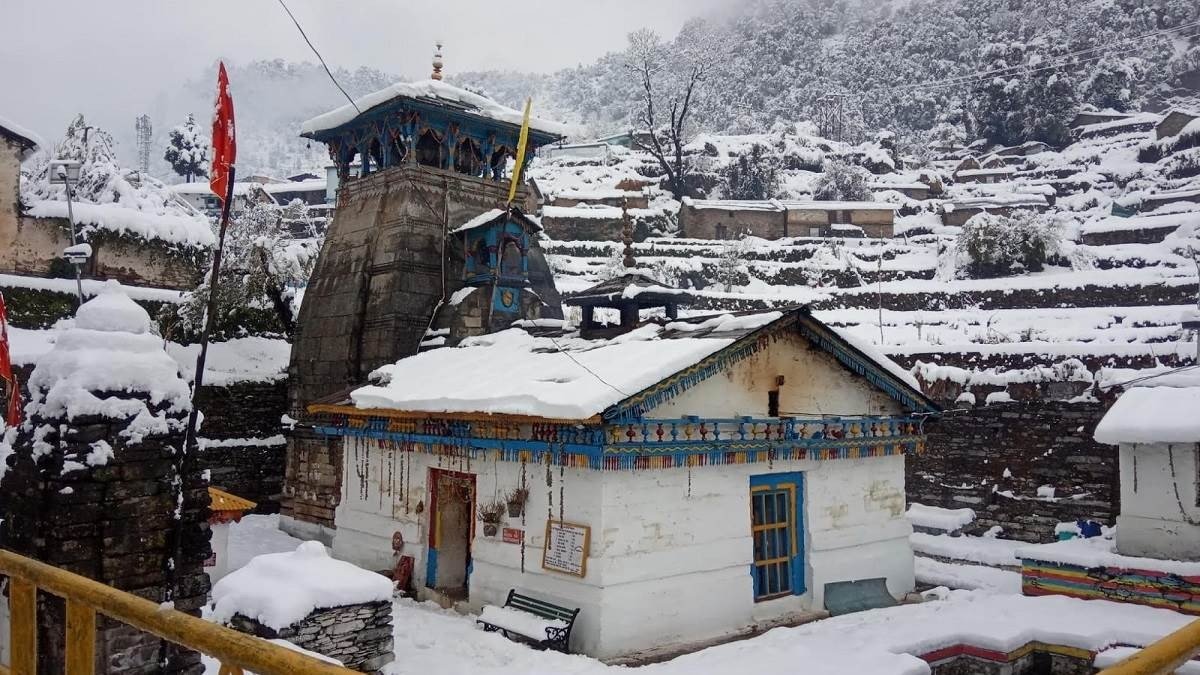 शिव पार्वती विवाह स्थल त्रियुगीनारायण में बर्फबारी, मंदिर की सुंदरता में लगे चार चांद… शिव पार्वती विवाह स्थल त्रियुगीनारायण में बर्फबारी, मंदिर की सुंदरता में लगे चार चांद…