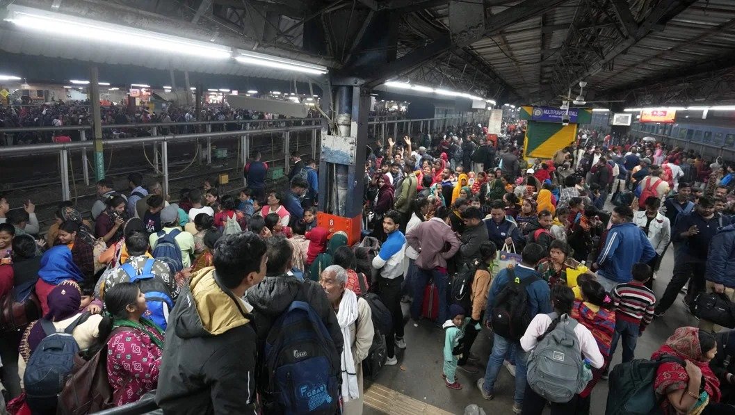 नई दिल्ली रेलवे स्टेशन पर महाकुंभ श्रद्धालुओं के बीच मची भगदड़, 18 लोगों की मौत… नई दिल्ली रेलवे स्टेशन पर महाकुंभ श्रद्धालुओं के बीच मची भगदड़, 18 लोगों की मौत…