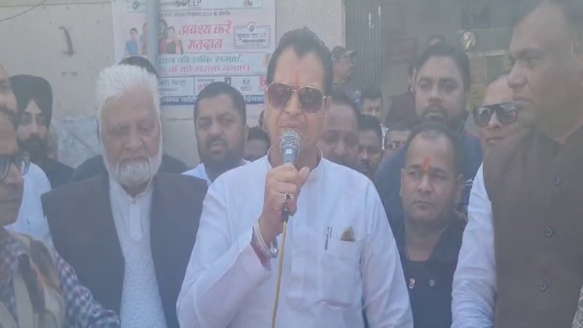 डोईवाला ने चल रहे धरने स्तःल पर पहुचे पूर्व मंत्री प्रेमचंद अग्रवाल , व्यापारियों से प्रतिष्ठान खोलने की करी अपील…..