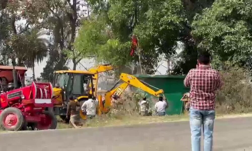 सिंचाई विभाग की जमीन पर हुए अतिक्रमण पर चला सीएम धामी का पीला पंजा , अवैध मजार को किया ध्वस्त….