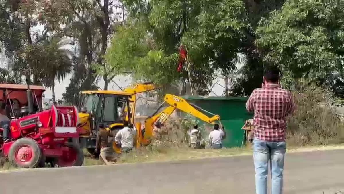 सिंचाई विभाग की जमीन पर हुए अतिक्रमण पर चला सीएम धामी का पीला पंजा , अवैध मजार को किया ध्वस्त…. सिंचाई विभाग की जमीन पर हुए अतिक्रमण पर चला सीएम धामी का पीला पंजा , अवैध मजार को किया ध्वस्त….