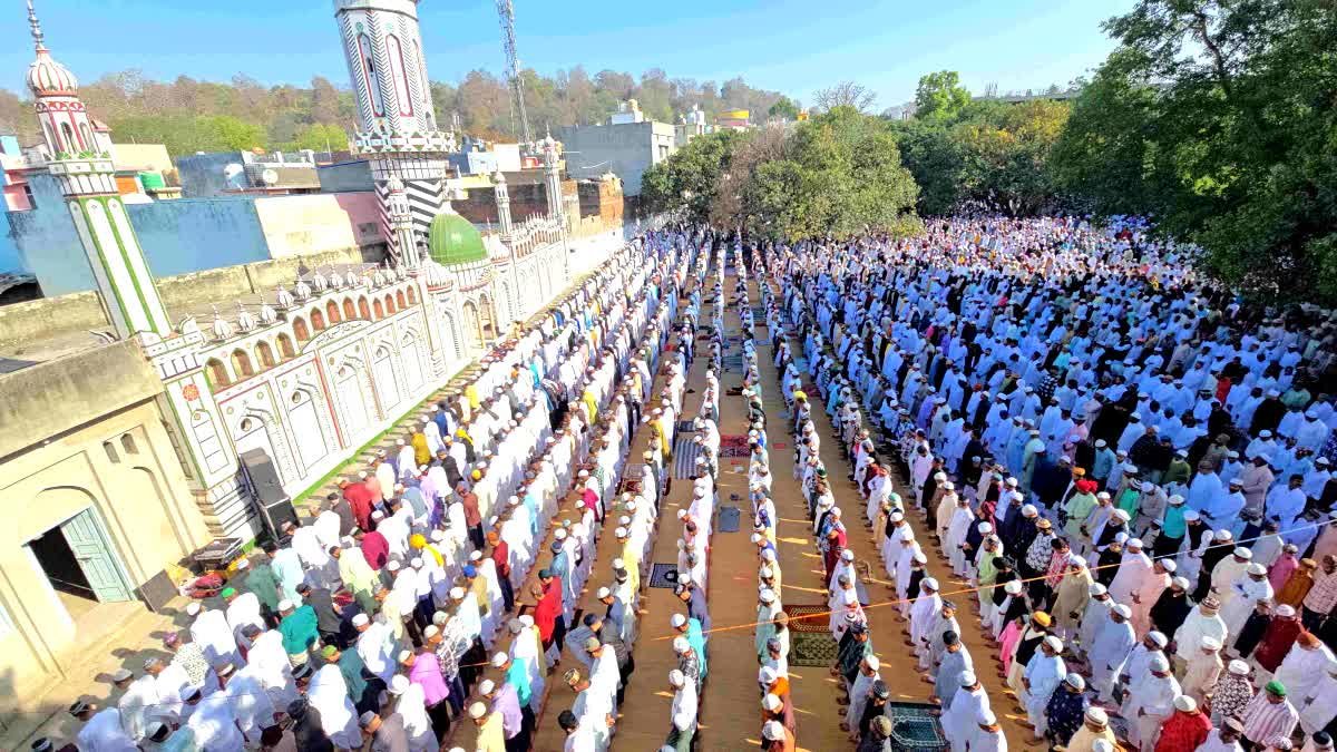 उत्तराखंड में हर्षोल्लास के साथ मनाई गई ईद-उल-फितर , एक-दूसरे को गले मिलकर दी मुबारकबाद….. उत्तराखंड में हर्षोल्लास के साथ मनाई गई ईद-उल-फितर , एक-दूसरे को गले मिलकर दी मुबारकबाद…..