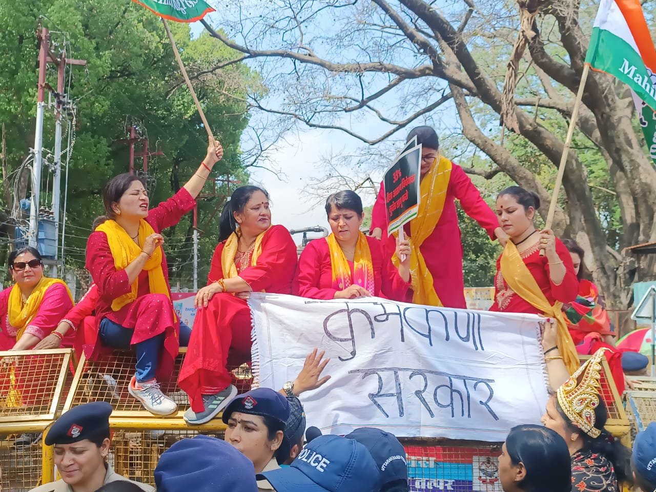 कांग्रेस महिला कार्यकर्ताओं ने किया विरोध प्रदर्शन , महिला सुरक्षा और रोजगार को लेकर उठाए सवाल….. कांग्रेस महिला कार्यकर्ताओं ने किया विरोध प्रदर्शन , महिला सुरक्षा और रोजगार को लेकर उठाए सवाल…..