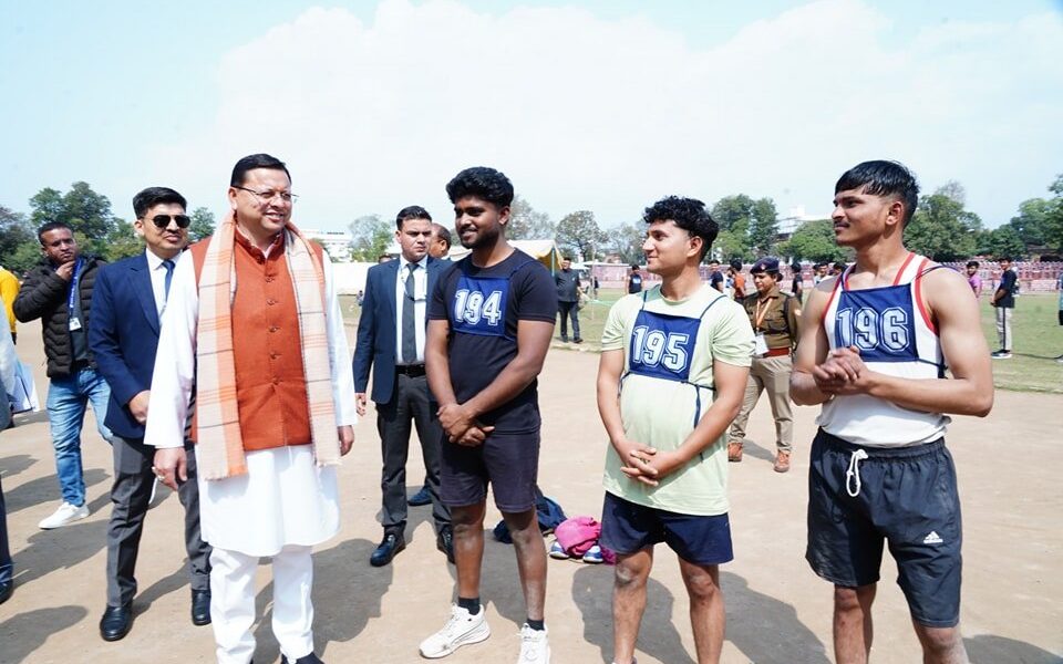 सीएम धामी ने पुलिस कांस्टेबल भर्ती प्रक्रिया का किया निरीक्षण , युवाओं को किया प्रेरित….