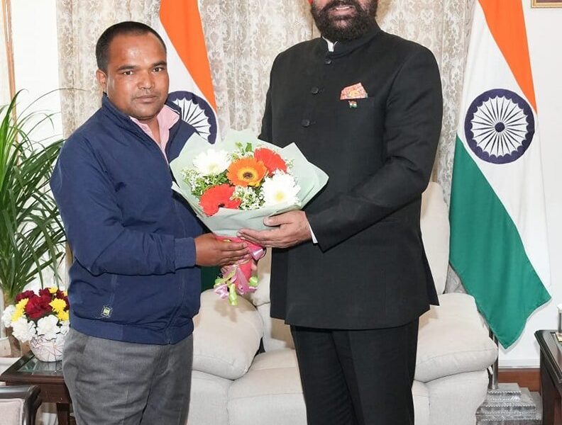 राज्यपाल से मिले चमोली के मत्स्य पालन उद्यमी मोहन सिंह बिष्ट , ट्राउट मछली पालन को बढ़ावा देने पर की चर्चा…..