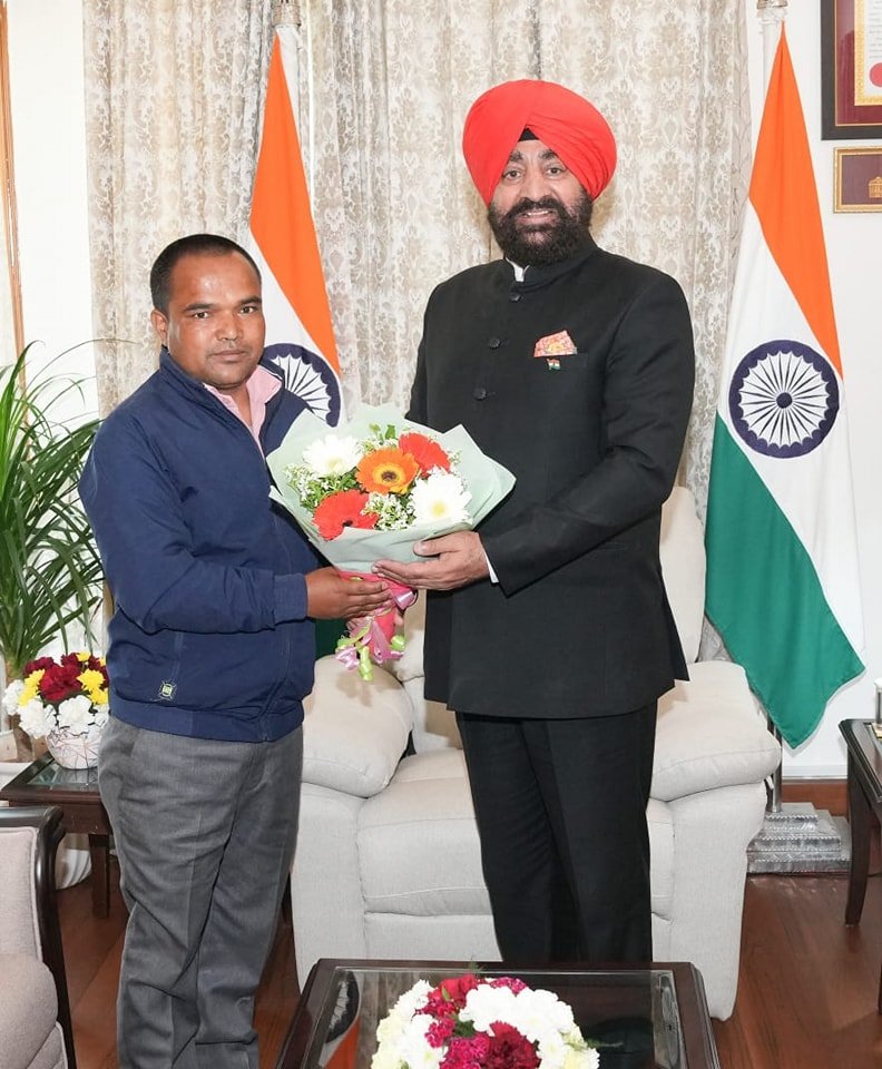राज्यपाल से मिले चमोली के मत्स्य पालन उद्यमी मोहन सिंह बिष्ट , ट्राउट मछली पालन को बढ़ावा देने पर की चर्चा…..