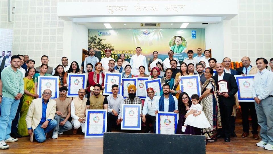 सीएम आवास में आयोजित हुआ एस.डी.जी अचीवर्स अवॉर्ड समारोह , सीएम धामी ने अचीवर्स को दिया गौरवमयी सम्मान….. सीएम आवास में आयोजित हुआ एस.डी.जी अचीवर्स अवॉर्ड समारोह , सीएम धामी ने अचीवर्स को दिया गौरवमयी सम्मान…..