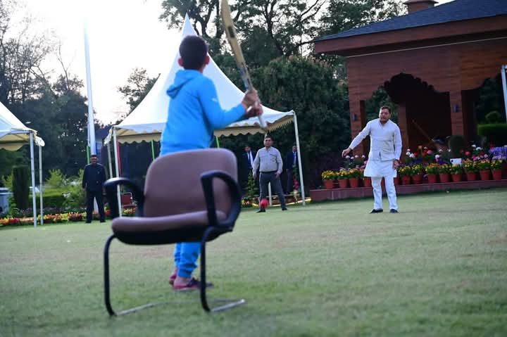 क्रिकेट ग्राउंड पर बेटे संघ नजर आए सीएम धामी, क्रिकेट खेल बिताया समय… क्रिकेट ग्राउंड पर बेटे संघ नजर आए सीएम धामी, क्रिकेट खेल बिताया समय…