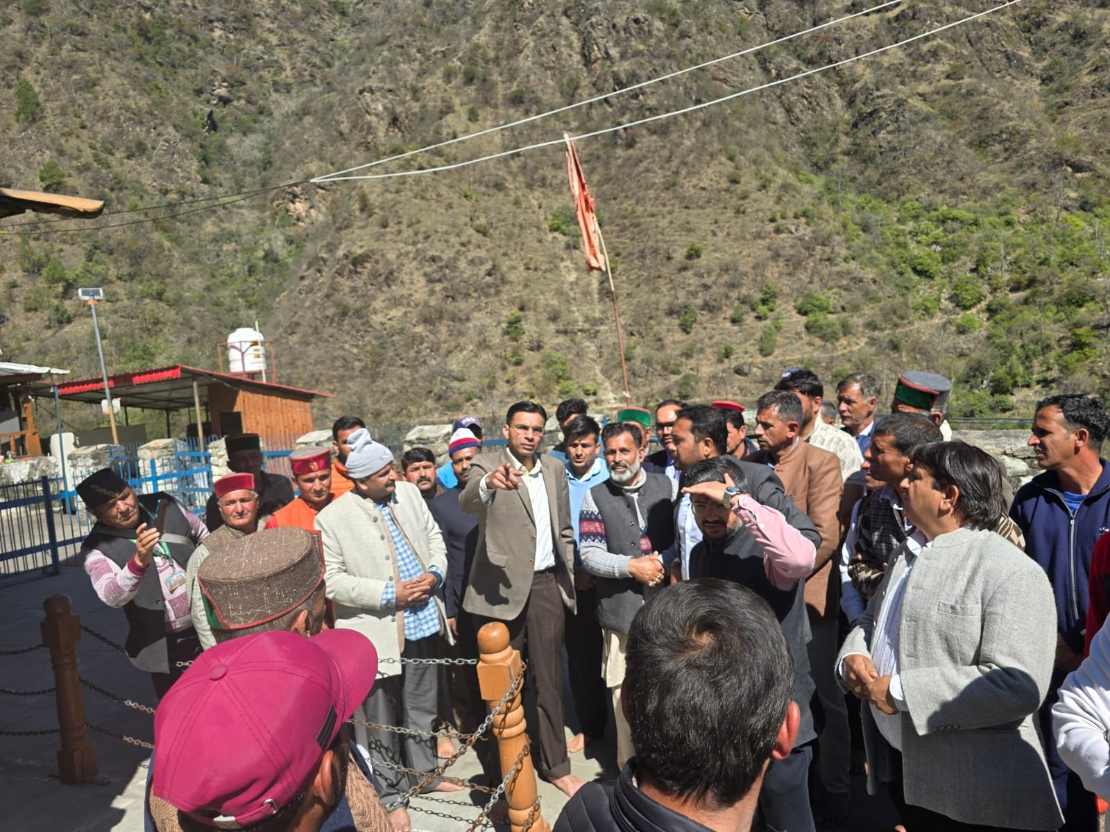 जिलाधिकारी सविन बंसल ने हनोल में किया मास्टर प्लान पर विचार विमर्श , स्थानीय सुझावों को किया शामिल…. जिलाधिकारी सविन बंसल ने हनोल में किया मास्टर प्लान पर विचार विमर्श , स्थानीय सुझावों को किया शामिल….