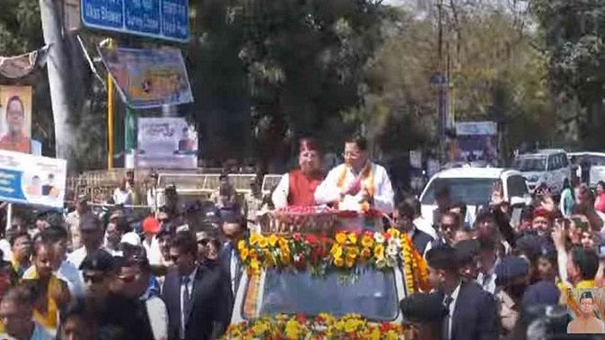 उत्तराखंड में धामी सरकार के तीन साल, सीएम के भव्य रोड शो में फूलों की बारिश, कार्यकर्ताओं में जोश ! उत्तराखंड में धामी सरकार के तीन साल, सीएम के भव्य रोड शो में फूलों की बारिश, कार्यकर्ताओं में जोश !