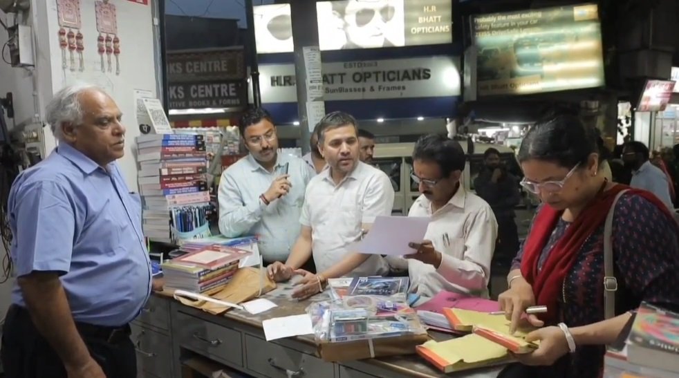 सीएम धामी के आदेश पर देहरादून में शिक्षा माफियाओं पर बड़ी छापेमारी, कई बुक स्टोर्स पर कार्रवाई ! सीएम धामी के आदेश पर देहरादून में शिक्षा माफियाओं पर बड़ी छापेमारी, कई बुक स्टोर्स पर कार्रवाई !