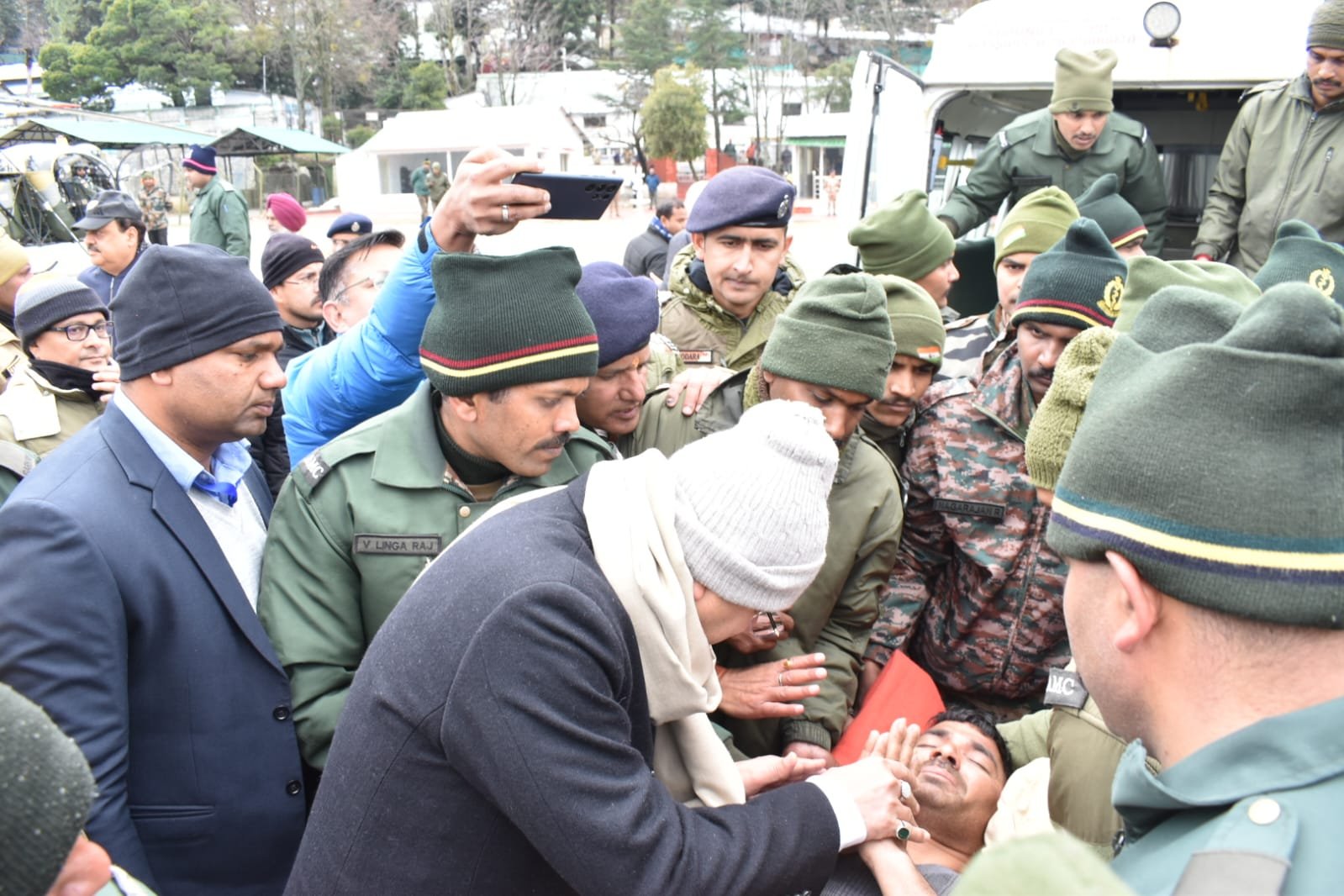 चमोली हिमस्खलन में फंसे मजदूरों को निकालने के लिए रेस्क्यू ऑपरेशन जारी, सीएम धामी ने किया हवाई निरीक्षण….