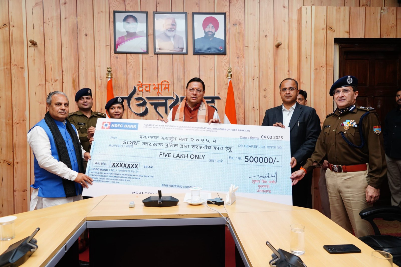 सीएम धामी ने एसडीआरएफ टीम को महाकुंभ प्रयागराज में उत्कृष्ट सेवाओं के लिए किया सम्मानित , सौपी 5 लाख रुपये की पुरस्कार राशि…. सीएम धामी ने एसडीआरएफ टीम को महाकुंभ प्रयागराज में उत्कृष्ट सेवाओं के लिए किया सम्मानित , सौपी 5 लाख रुपये की पुरस्कार राशि….