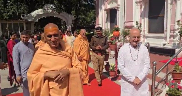 अपना 70वां जन्मदिन मनाने हरिद्वार पहुंचे अनुपम खेर , आचार्य महामंडलेश्वर स्वामी अवधेशानंद गिरी का लिया आशीर्वाद….. अपना 70वां जन्मदिन मनाने हरिद्वार पहुंचे अनुपम खेर , आचार्य महामंडलेश्वर स्वामी अवधेशानंद गिरी का लिया आशीर्वाद…..
