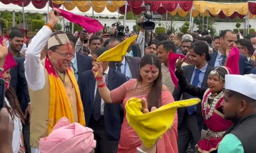 मुख्यमंत्री आवास में धूमधाम से हुआ होली मिलन कार्यक्रम, सीएम धामी ने लोगों संग जमकर खेली होली…