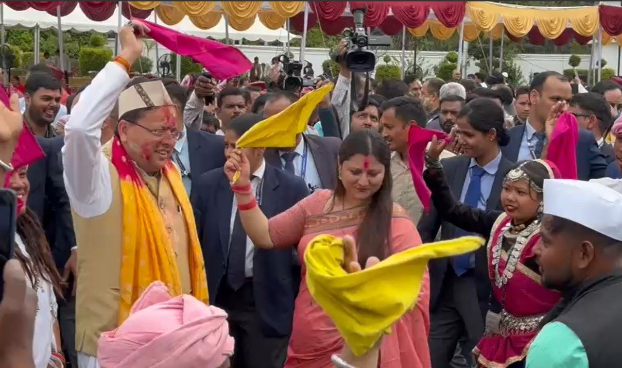 मुख्यमंत्री आवास में धूमधाम से हुआ होली मिलन कार्यक्रम, सीएम धामी ने लोगों संग जमकर खेली होली… मुख्यमंत्री आवास में धूमधाम से हुआ होली मिलन कार्यक्रम, सीएम धामी ने लोगों संग जमकर खेली होली…