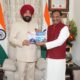 राज्यपाल गुरमीत सिंह से पूर्व मुख्यमंत्री डॉ. निशंक की शिष्टाचार भेंट ,अपनी दो पुस्तके की भेंट…..