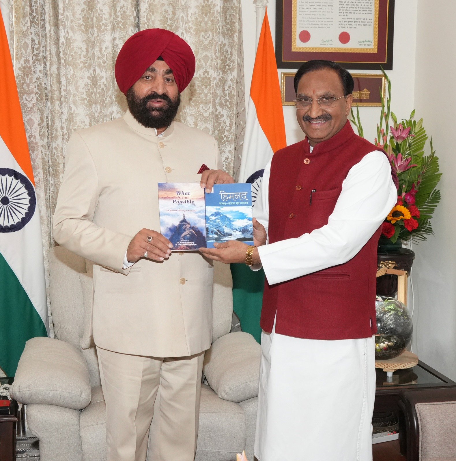 राज्यपाल गुरमीत सिंह से पूर्व मुख्यमंत्री डॉ. निशंक की शिष्टाचार भेंट ,अपनी दो पुस्तके की भेंट…..