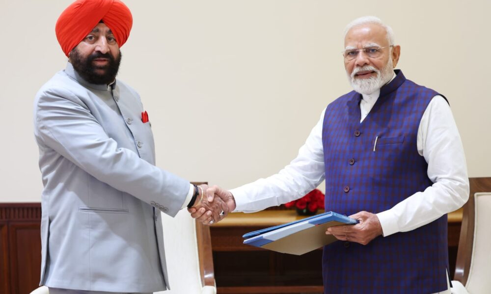 राज्यपाल गुरमीत सिंह ने प्रधानमंत्री नरेंद्र मोदी से की शिष्टाचार भेंट , ‘गवर्नर्स डिजिटल हब’ और ‘इटरनल गुरु’ चैटबॉट का ब्रोशर किया भेंट…..