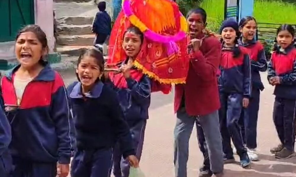 रुद्रप्रयाग में ‘फूल देई’ परंपरा में नई पहल , बच्चों ने शुरू किया ‘फूल देई, वोट देई’ अभियान…..