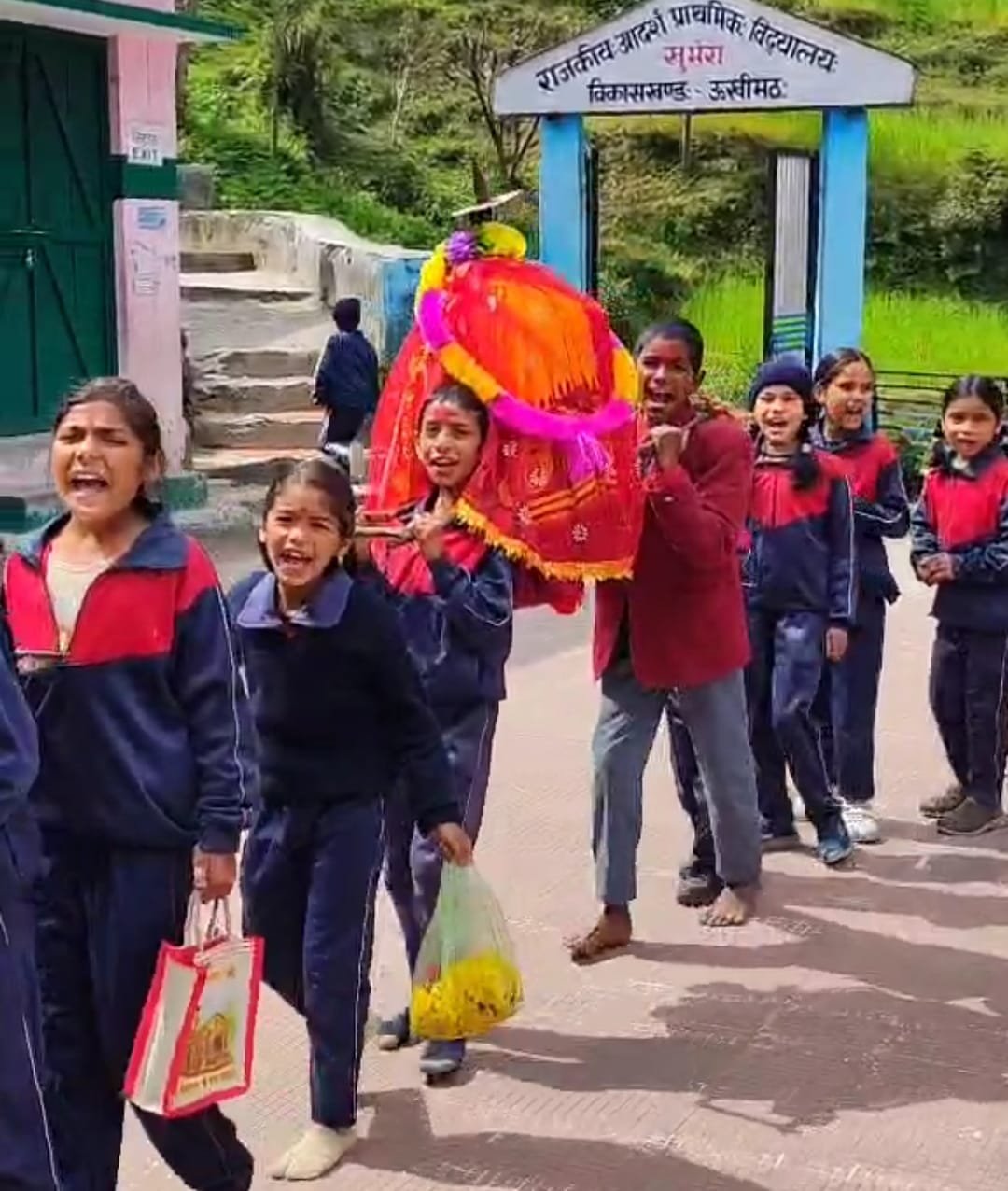 रुद्रप्रयाग में ‘फूल देई’ परंपरा में नई पहल , बच्चों ने शुरू किया ‘फूल देई, वोट देई’ अभियान…..