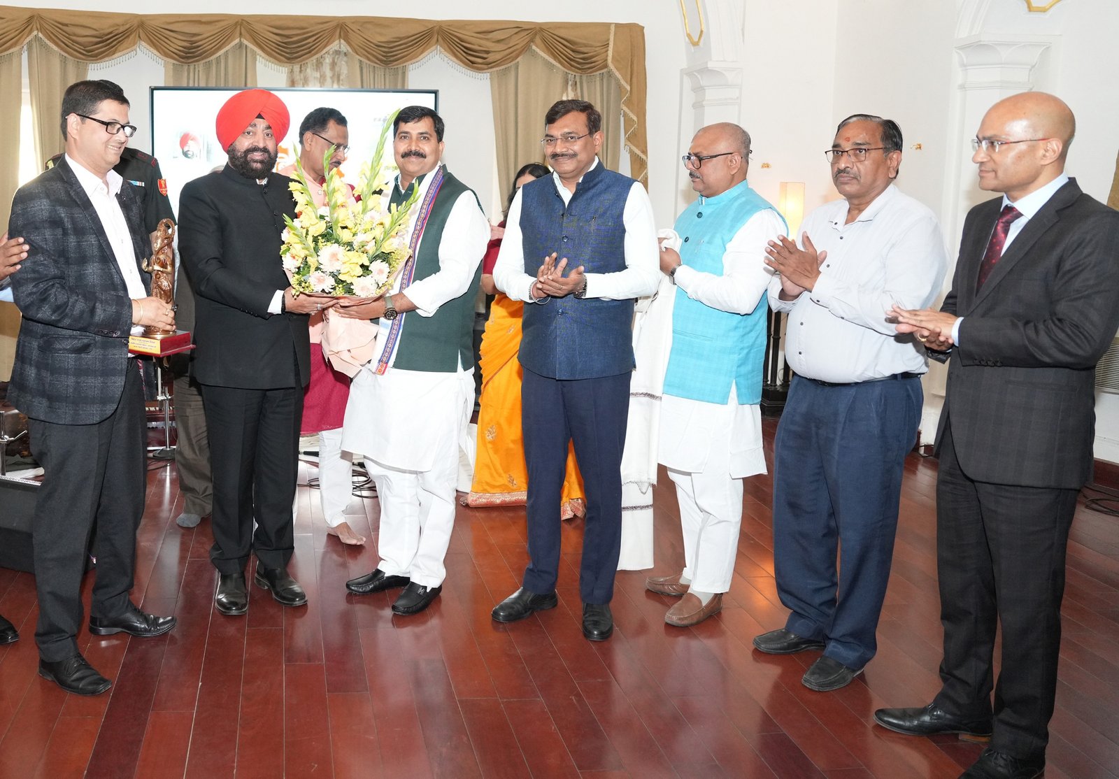 राजभवन में बिहार राज्य स्थापना दिवस मनाया गया, राज्यपाल गुरमीत सिंह ने दी बधाई।