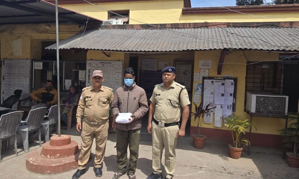 नशा तस्करी के खिलाफ सहसपुर पुलिस की बड़ी कार्रवाई , 1 किलो 46 ग्राम अवैध चरस के साथ नशा तस्कर गिरफ्तार…..