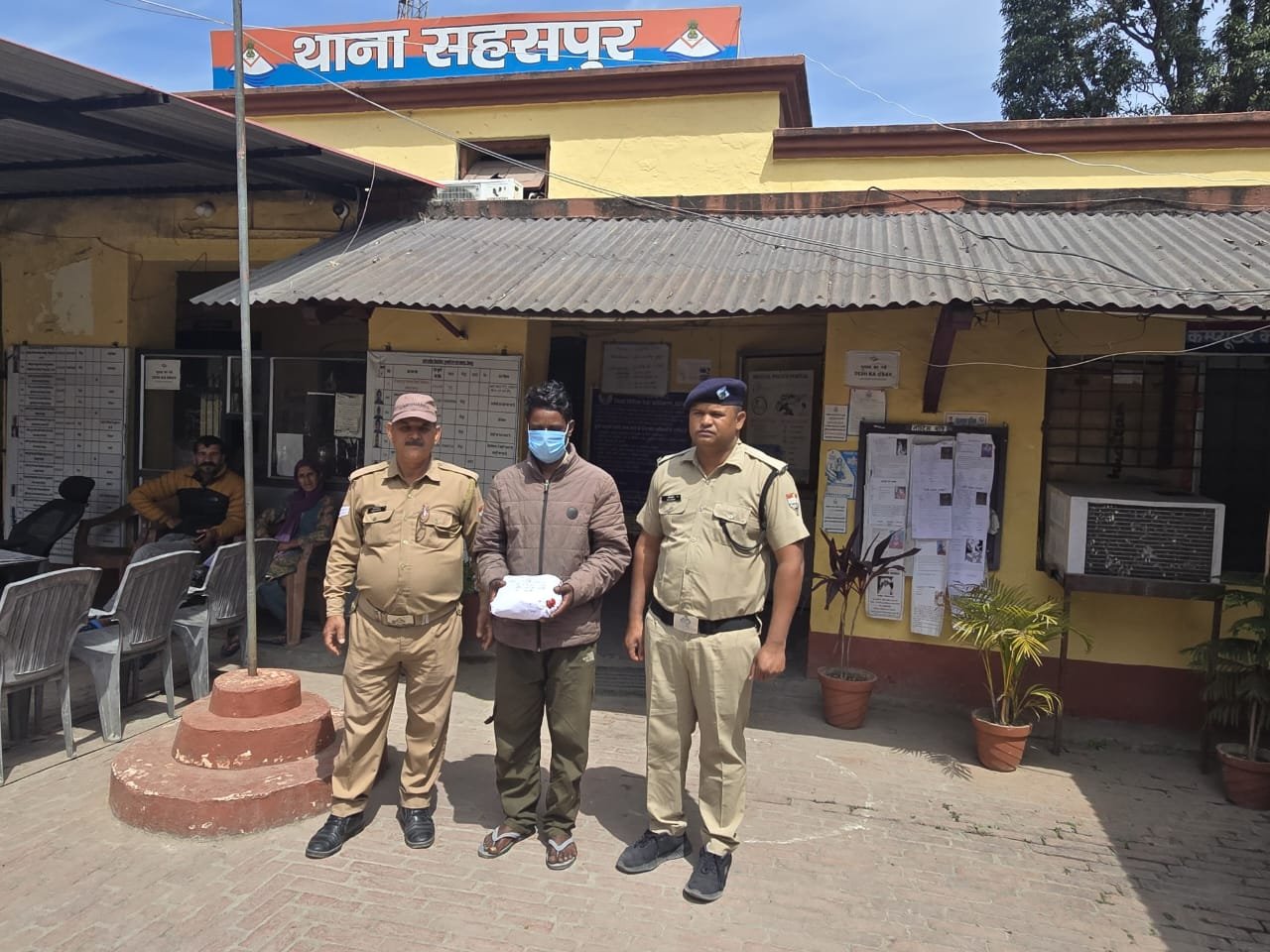 नशा तस्करी के खिलाफ सहसपुर पुलिस की बड़ी कार्रवाई , 1 किलो 46 ग्राम अवैध चरस के साथ नशा तस्कर गिरफ्तार…..
