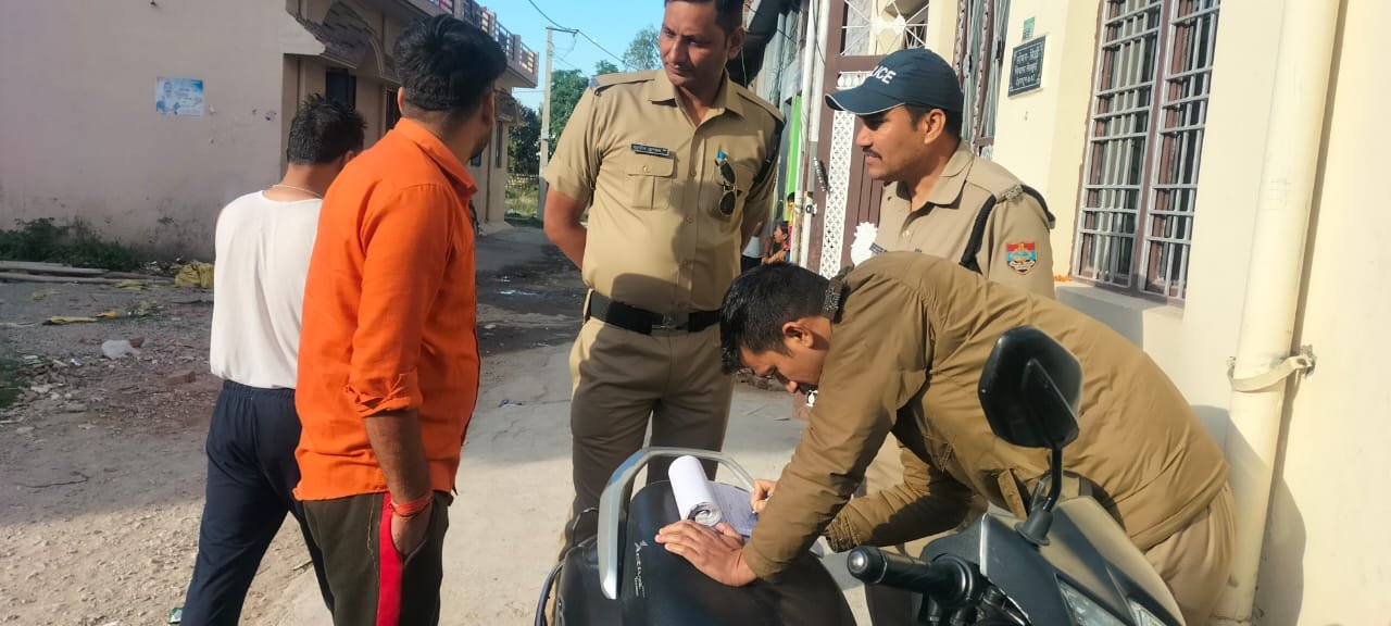 सेलाकुई में किरायेदारों और बाहरी व्यक्तियों का सत्यापन, पुलिस ने 50 मकान मालिकों के खिलाफ किए चालान..