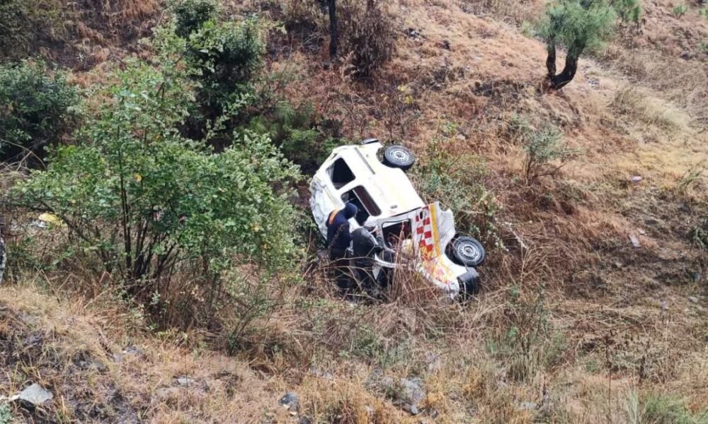 उत्तराखंड के अल्मोड़ा जिले में दर्दनाक हादसा , दिल्ली से शव ला रही एंबुलेंस खाई में गिरी…..