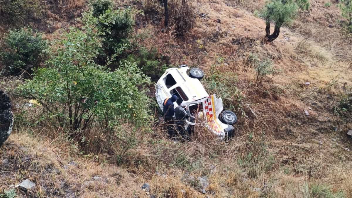 उत्तराखंड के अल्मोड़ा जिले में दर्दनाक हादसा , दिल्ली से शव ला रही एंबुलेंस खाई में गिरी….. उत्तराखंड के अल्मोड़ा जिले में दर्दनाक हादसा , दिल्ली से शव ला रही एंबुलेंस खाई में गिरी…..