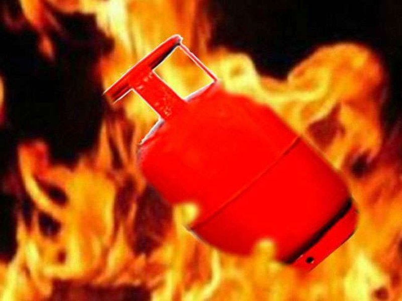 नैनीताल के मनोरा गांव में गैस सिलिंडर में लगी आग , घर का सामान जलकर खाक…. नैनीताल के मनोरा गांव में गैस सिलिंडर में लगी आग , घर का सामान जलकर खाक….