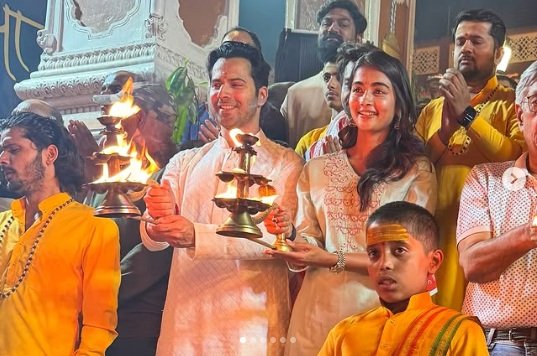 ऋषिकेश पहुंचे बॉलीवुड स्टार वरुण धवन और पूजा हेगड़े , गंगा आरती में हुए शामिल….