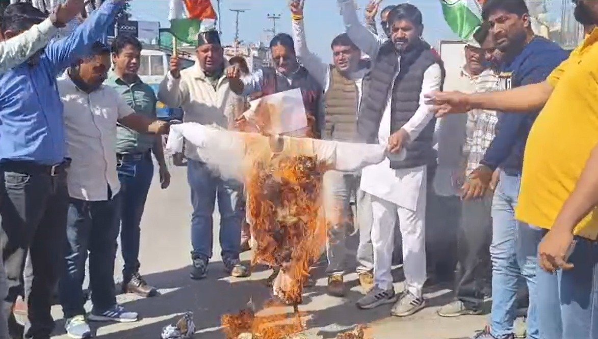मंत्री प्रेमचंद अग्रवाल के विवादित बयान पर कांग्रेस का विरोध, पुतला फूंककर की बर्खास्तगी की मांग…..
