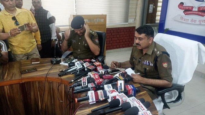 मर्सिडीज में भांजे को घुमाने निकला था मामा, 4 लोगों के लिए बना काल, पुलिस ने मुकदमा दर्ज कर हिरासत में लिया… मर्सिडीज में भांजे को घुमाने निकला था मामा, 4 लोगों के लिए बना काल, पुलिस ने मुकदमा दर्ज कर हिरासत में लिया…
