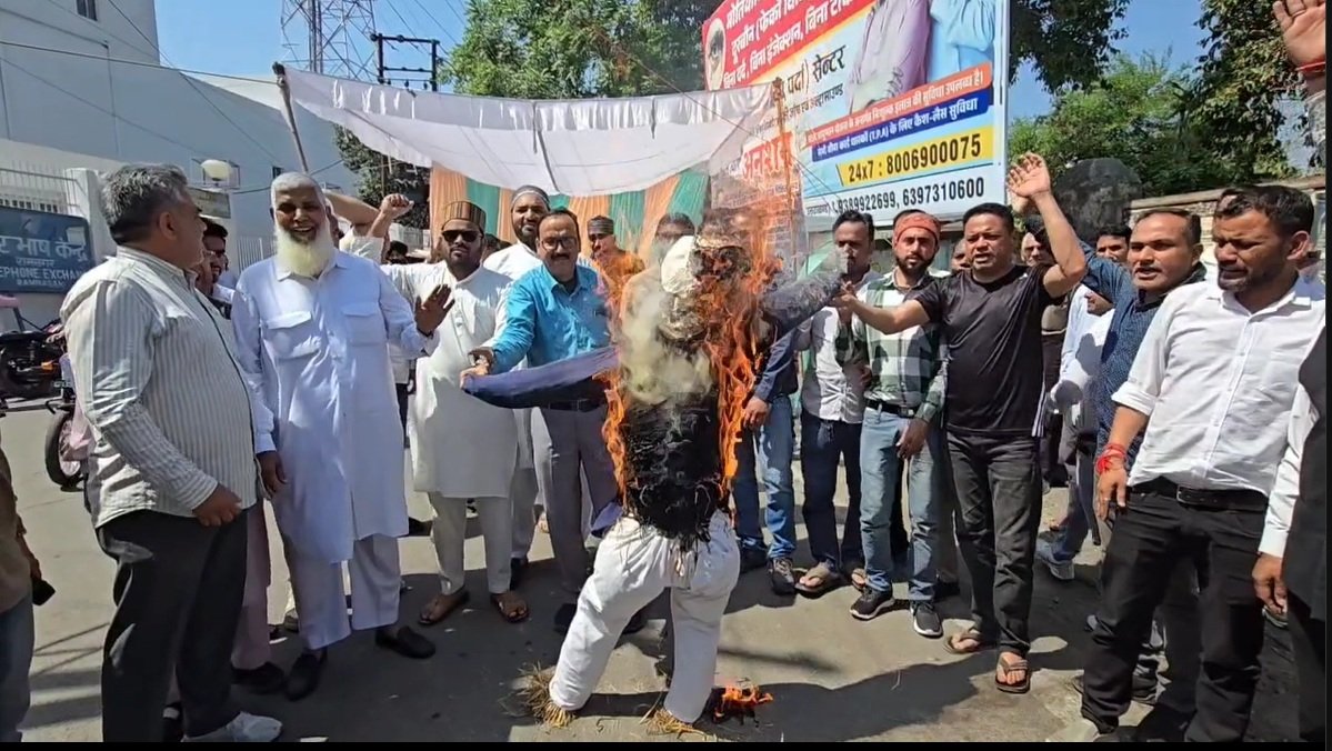 सरकारी अस्पताल को पीपीपी मोड से हटाने की मांग , स्वास्थ्य मंत्री का फूंका पुतला…..