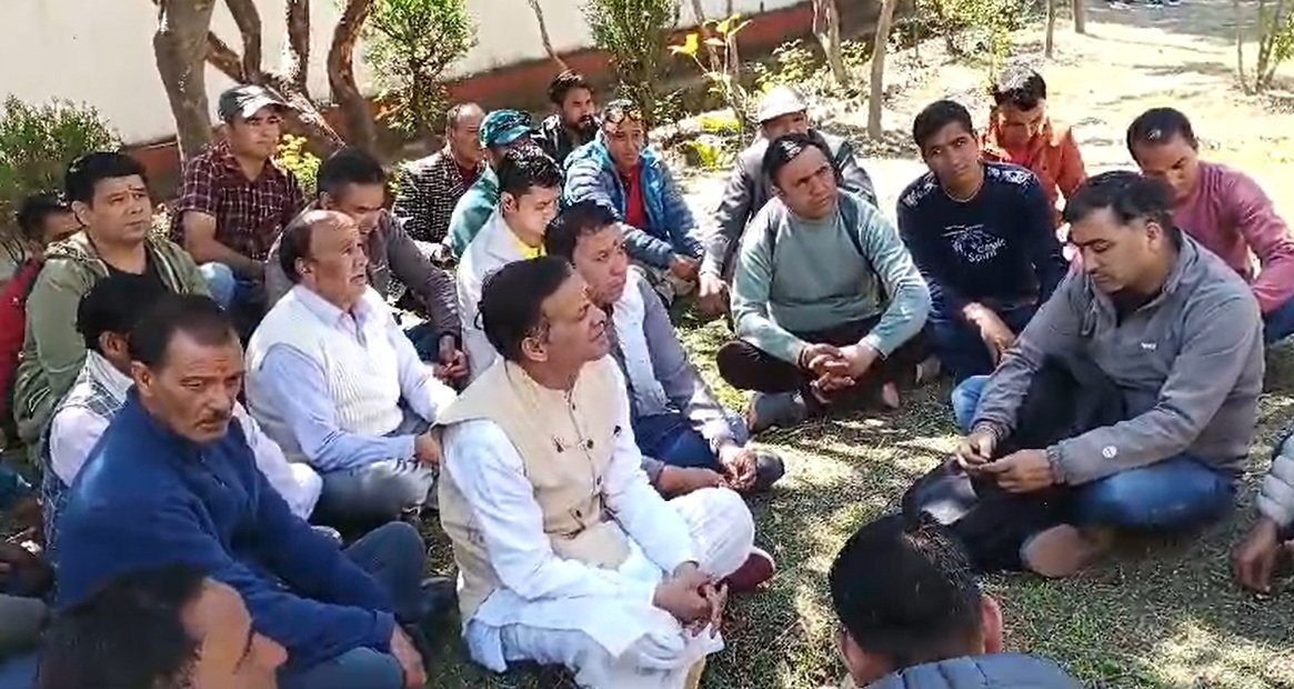 माँगा स्कूल मिल रहा शराब का ठेका , हर्षिल में तीर्थ पुरोहितों और स्थानीय ग्रामीणों ने किया विरोध….. माँगा स्कूल मिल रहा शराब का ठेका , हर्षिल में तीर्थ पुरोहितों और स्थानीय ग्रामीणों ने किया विरोध…..