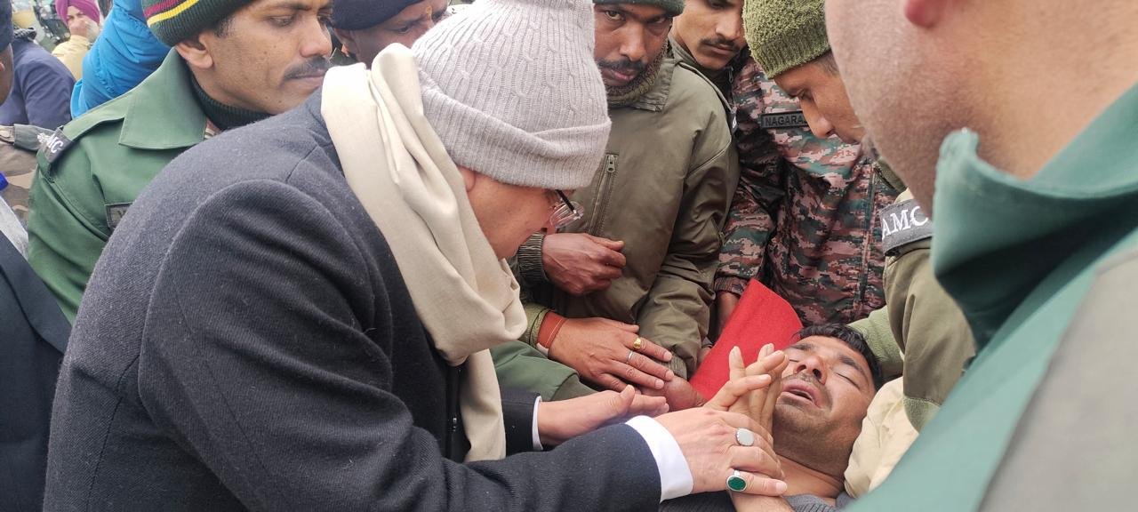 सीएम धामी ने चमोली जिले में हिमस्खलन प्रभावित क्षेत्र का किया दौरा , घायल श्रमिकों का जाना हालचाल….